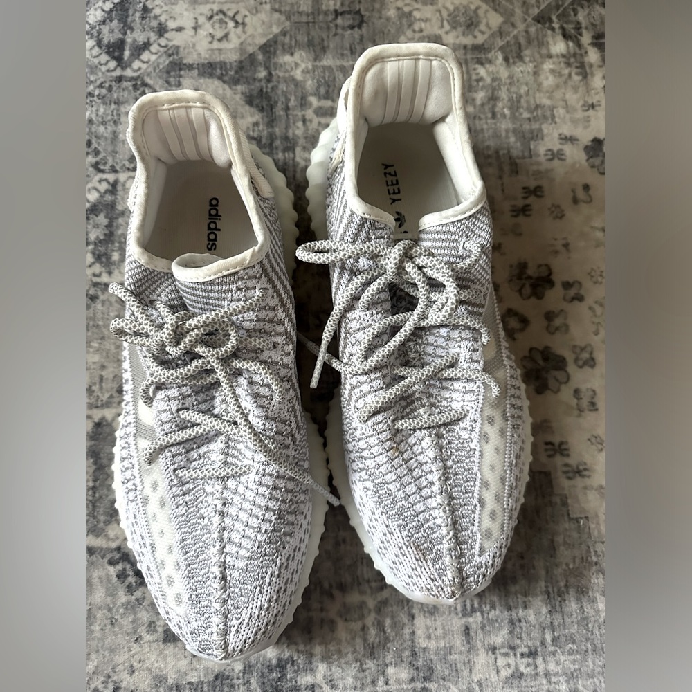 Men Yeezys.